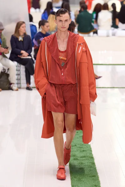 Look 16